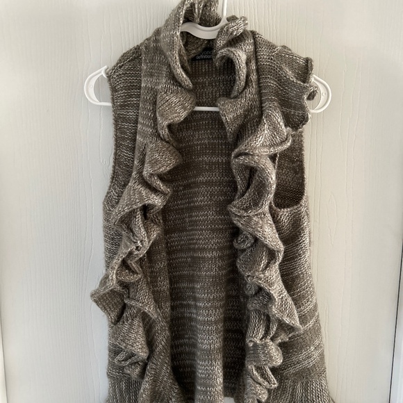 EUC Beyond Definition Soft Gray Warm Wool/Acrylic Ruffled Vest - Picture 1 of 3
